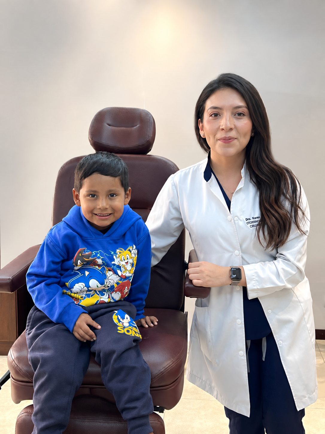 Dra. Karina Alvear en consulta de otorrinolaringología pediátrica en Quito