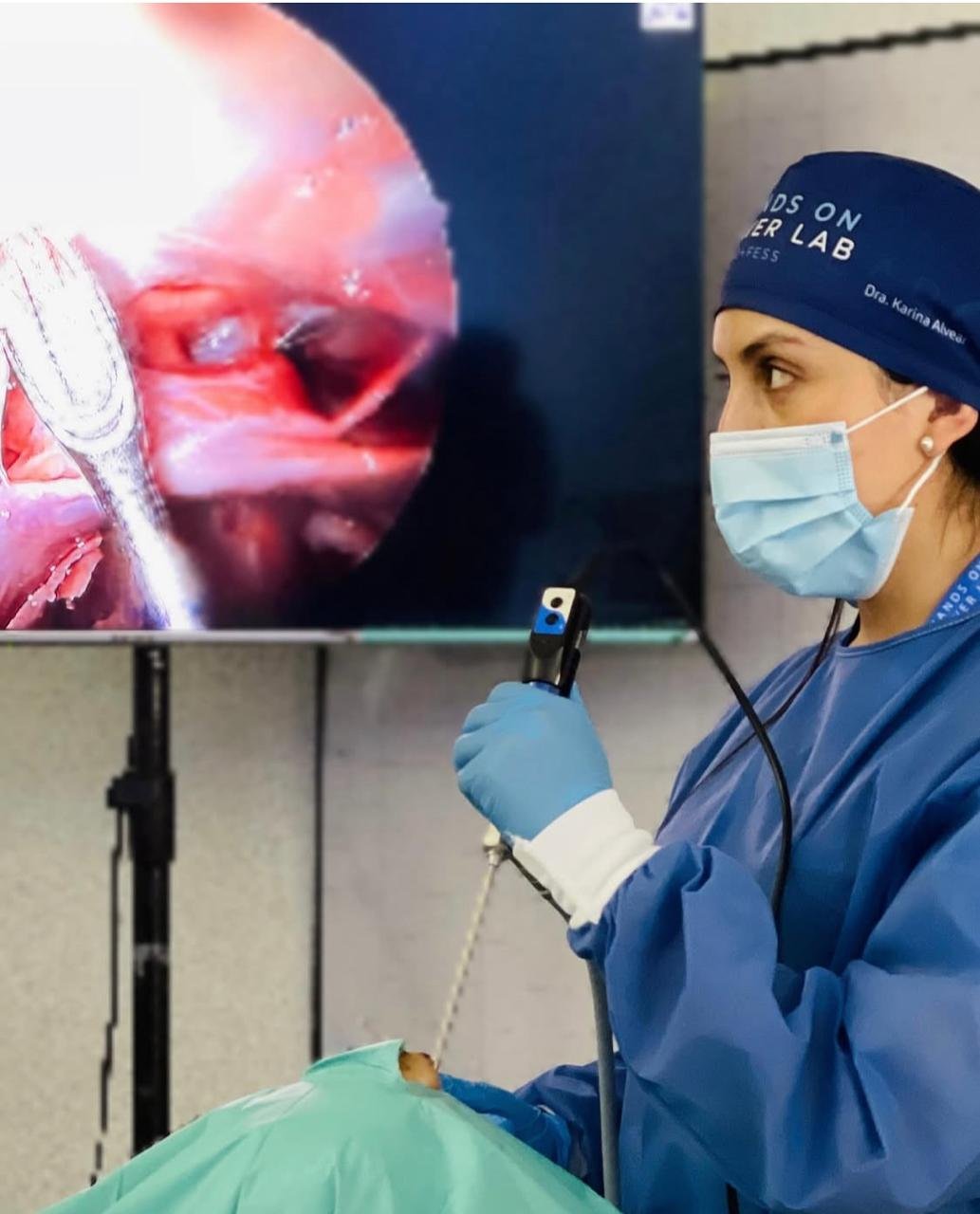 Dra. Karina Alvear durante una evaluación de rinología en Quito